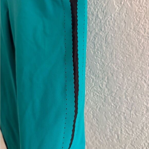 Lululemon Athletica Blue and Black Ankle Cropped Pants - Picture 2 of 8